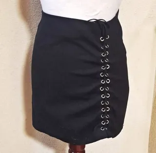 Minifalda gótica ante con cuerdas