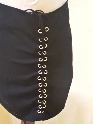 Minifalda gótica ante con cuerdas