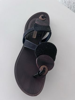 Sandalias negras y marrones Grendha by Shakira