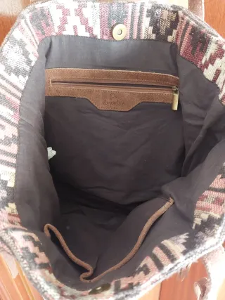 Bolso étnico con flecos y asas