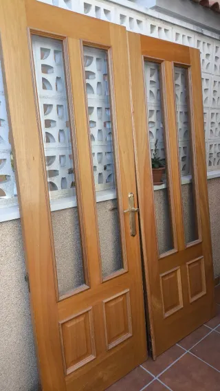 Puertas dobles de madera con cristal