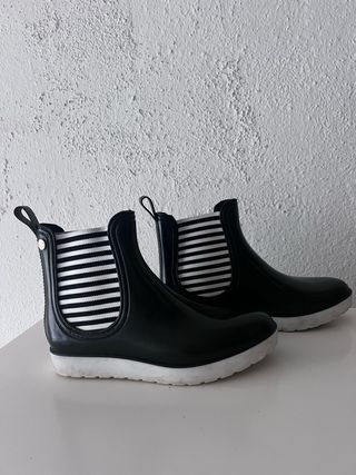 Botas de lluvia negras y blancas