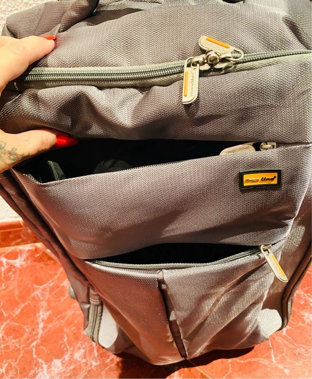 Maleta de mano / Mochila gris . NUEVA