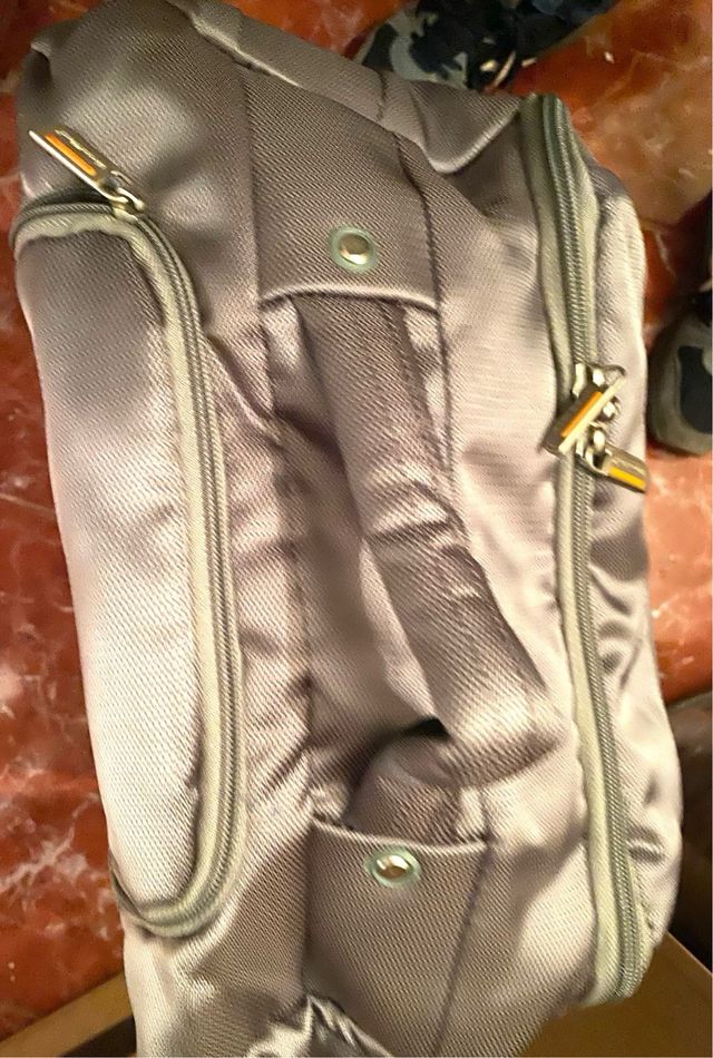 Maleta de mano / Mochila gris . NUEVA