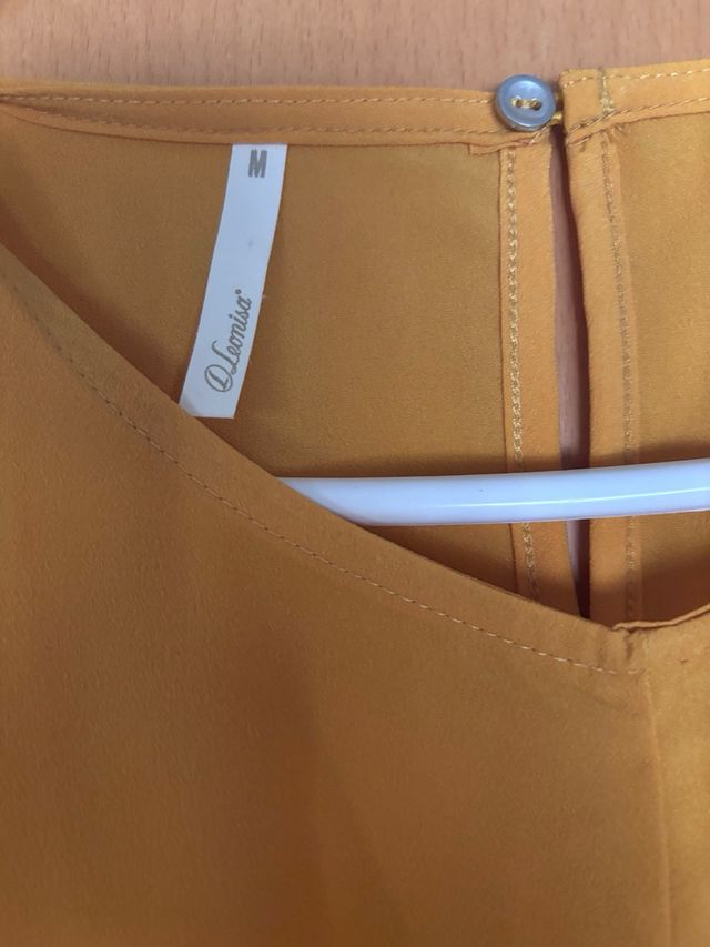 Blusa mostaza con nudo frontal