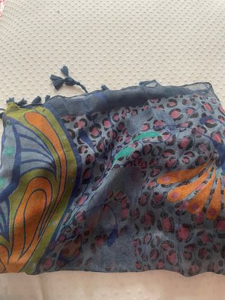 Fular azul estampado con flecos