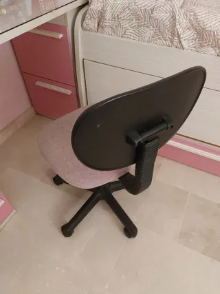 Silla de escritorio rosa y negra