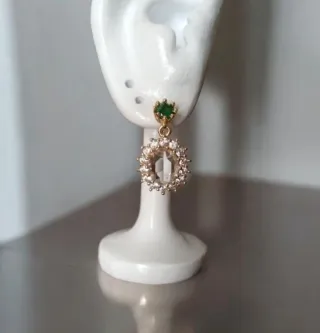 Orecchini ovali con zirconi e dettagli verdi