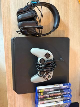 PS4 Slim 1TB + Mando Nacon y 4 Juegos