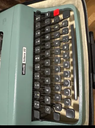 Máquina de escribir Olivetti Lettera 32