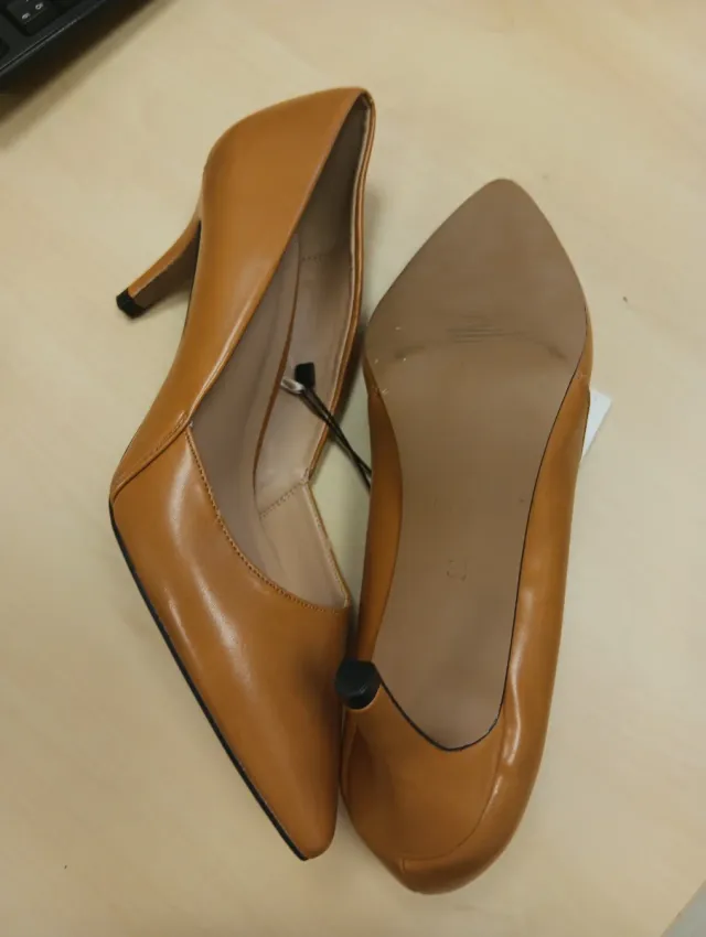 Zapatos de tacón elegantes marrones