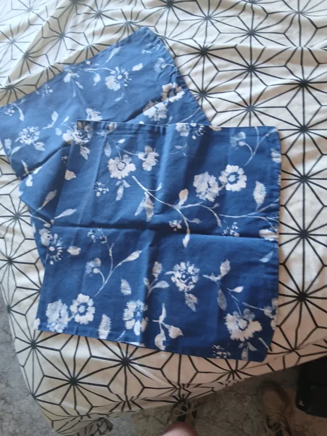 Fundas de cojín azules con flores blancas