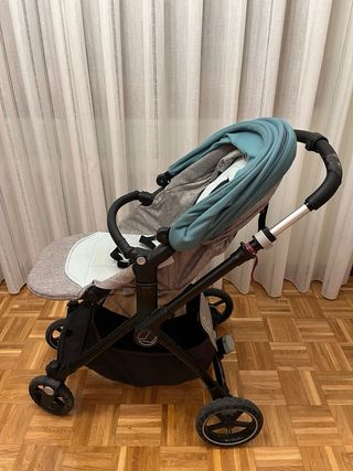 Dúo Jane Kendo con plástico de lluvia y bolso