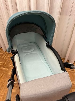 Dúo Jane Kendo con plástico de lluvia y bolso