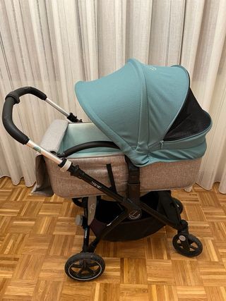 Dúo Jane Kendo con plástico de lluvia y bolso