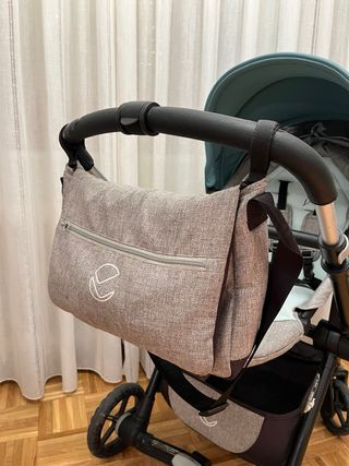 Dúo Jane Kendo con plástico de lluvia y bolso