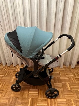 Dúo Jane Kendo con plástico de lluvia y bolso