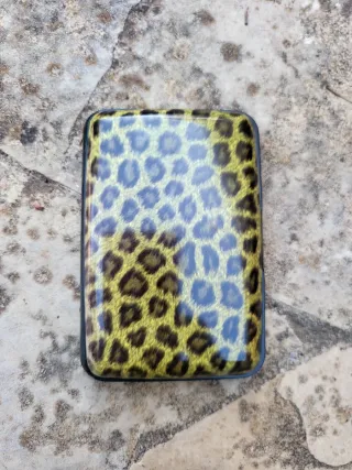 Tarjetero con estampado de leopardo