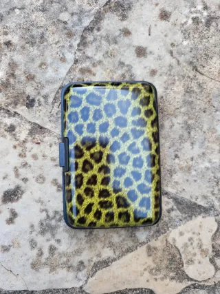 Tarjetero con estampado de leopardo