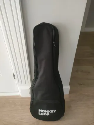 Ukelele Flight púrpura con diseño floral y funda.