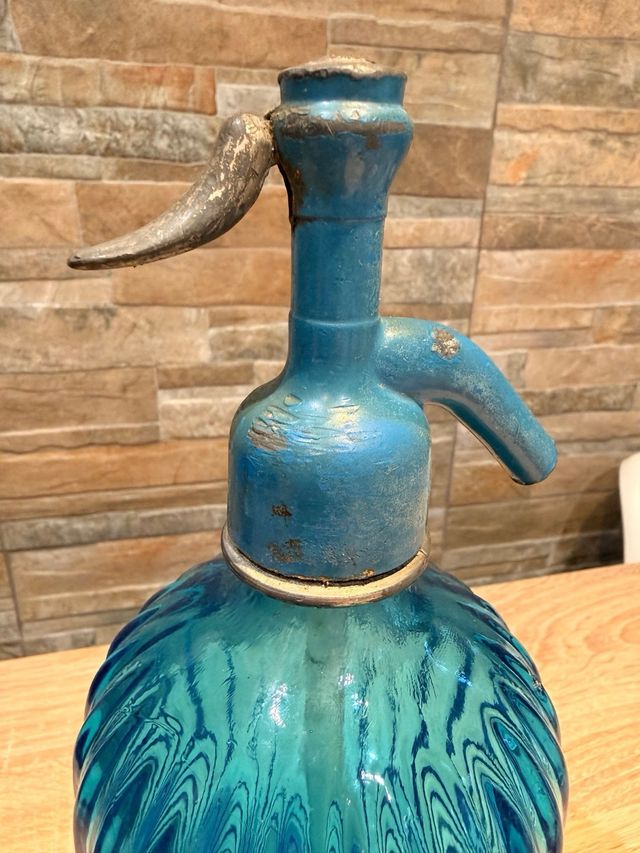 Sifón antiguo azul de vidrio