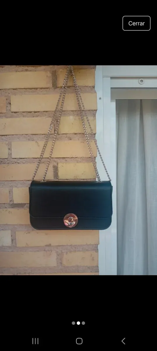 Bolso de hombro negro con broche