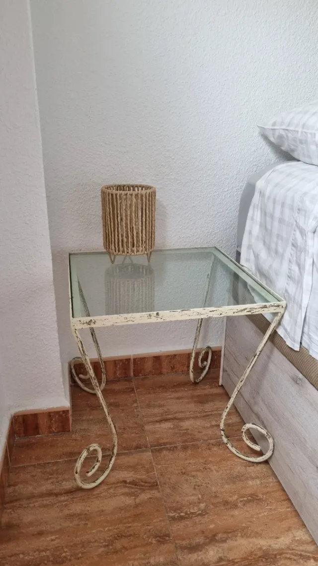 Mesita auxiliar cristal y metal