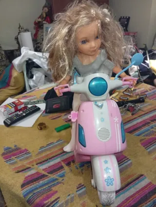 Nancy Muñeca con Vespa Rosa
