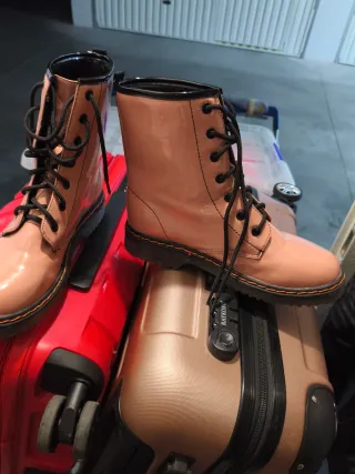 Botas caña alta charol rosa 
