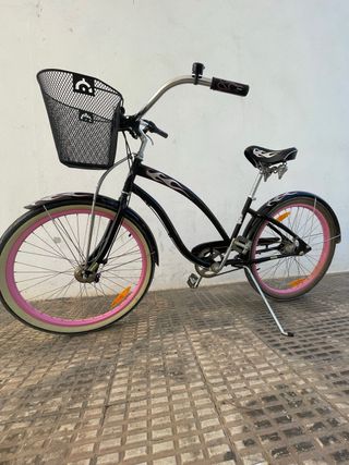 Bicicleta playera negra con cesta, marca electra.