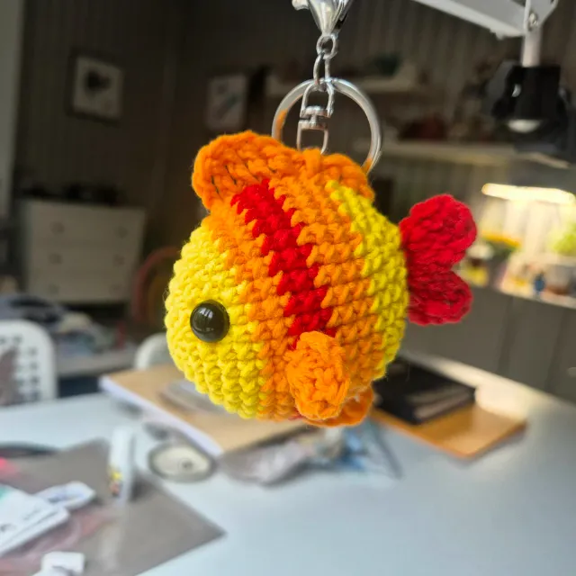 Llavero pez crochet amarillo y naranja