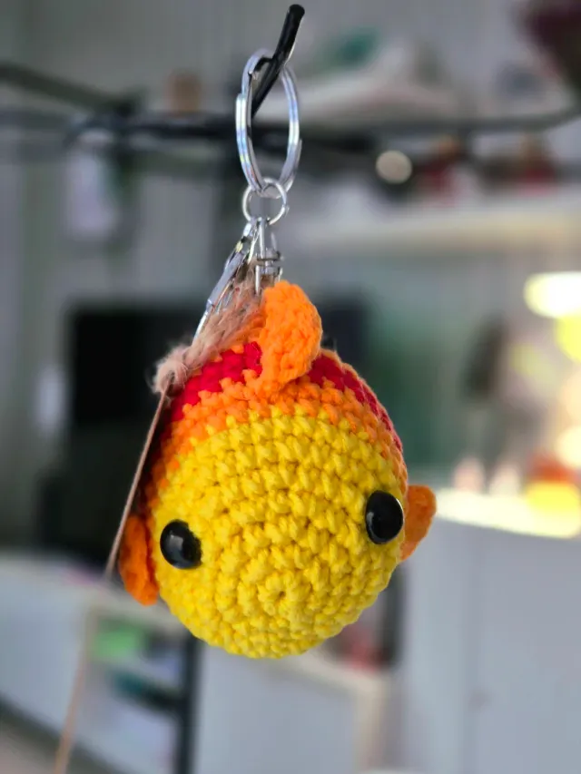 Llavero pez crochet amarillo y naranja
