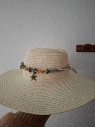 Sombrero de verano beige con adorno