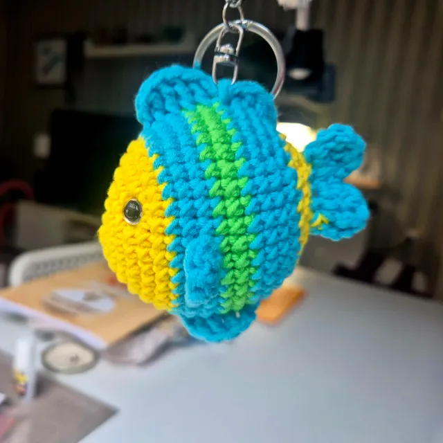 Llavero pez tejido azul y amarillo