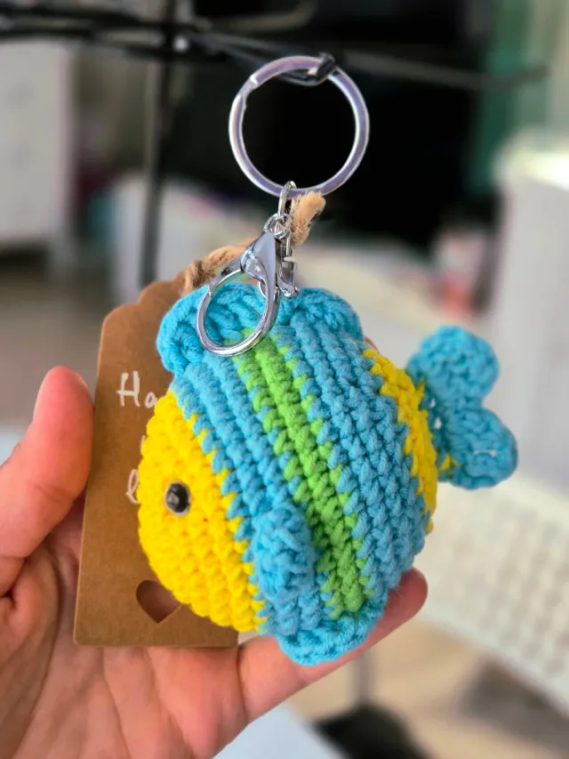 Llavero pez tejido azul y amarillo
