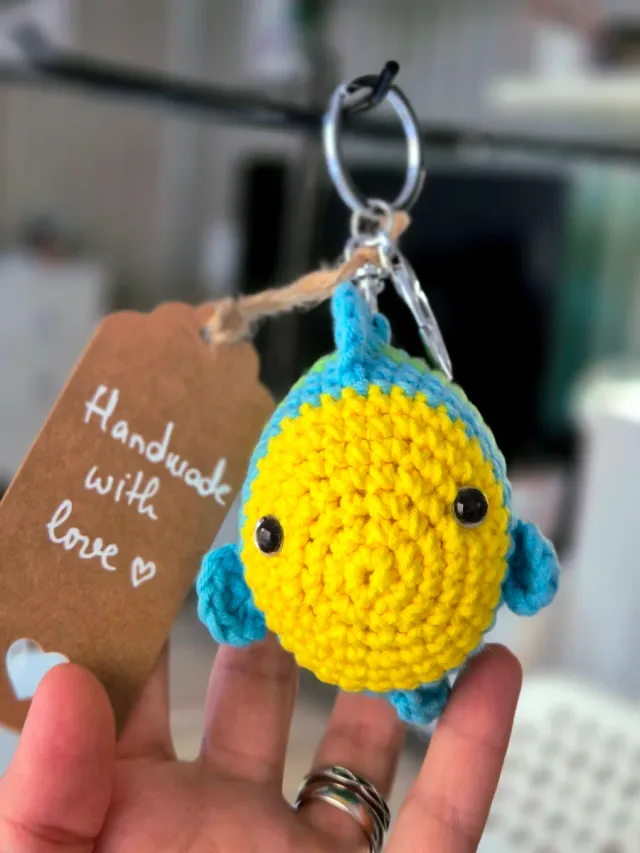 Llavero pez tejido azul y amarillo