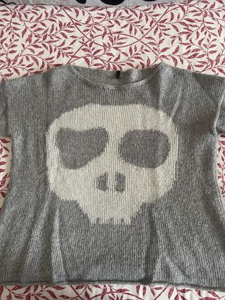 Jersey gris con calavera blanca