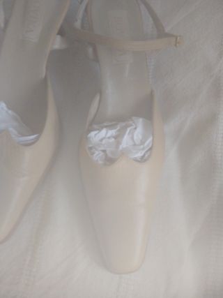 Zapatos Beige con Tira. Piel.