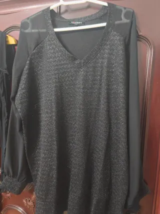 Blusa Morgan negra con mangas transparentes
