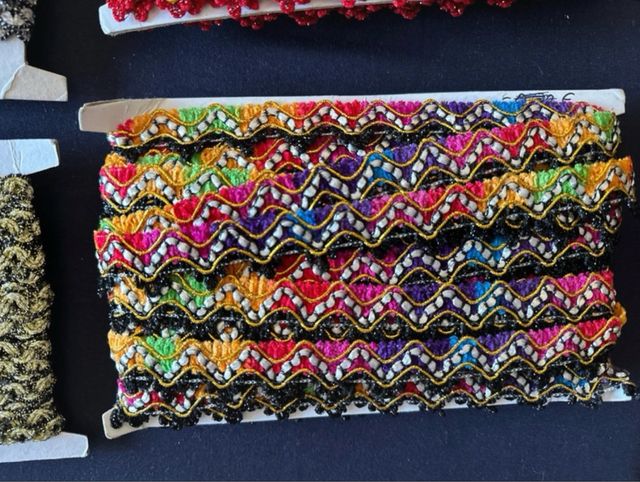 Lote de pasamaneria multicolor, plata y oro