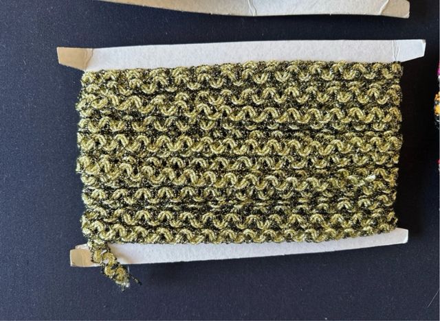 Lote de pasamaneria multicolor, plata y oro