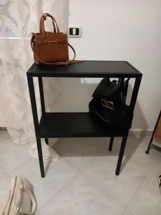 Tavolino d'appoggio nero con ripiano