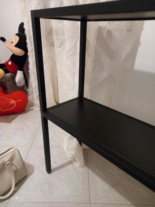 Tavolino d'appoggio nero con ripiano