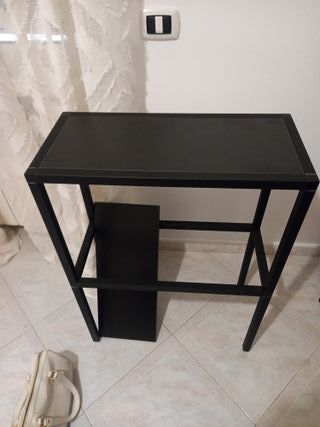 Tavolino d'appoggio nero con ripiano