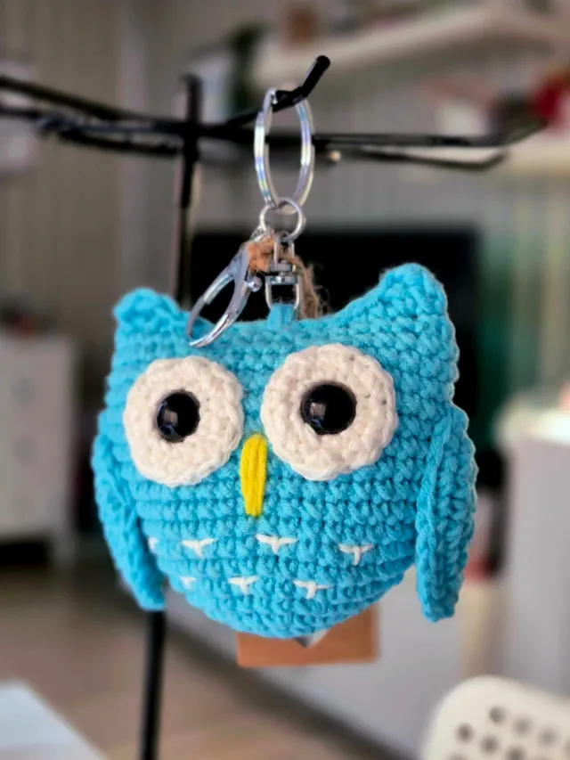 Llavero de crochet de búho azul