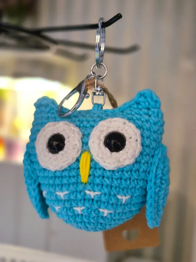 Llavero de crochet de búho azul
