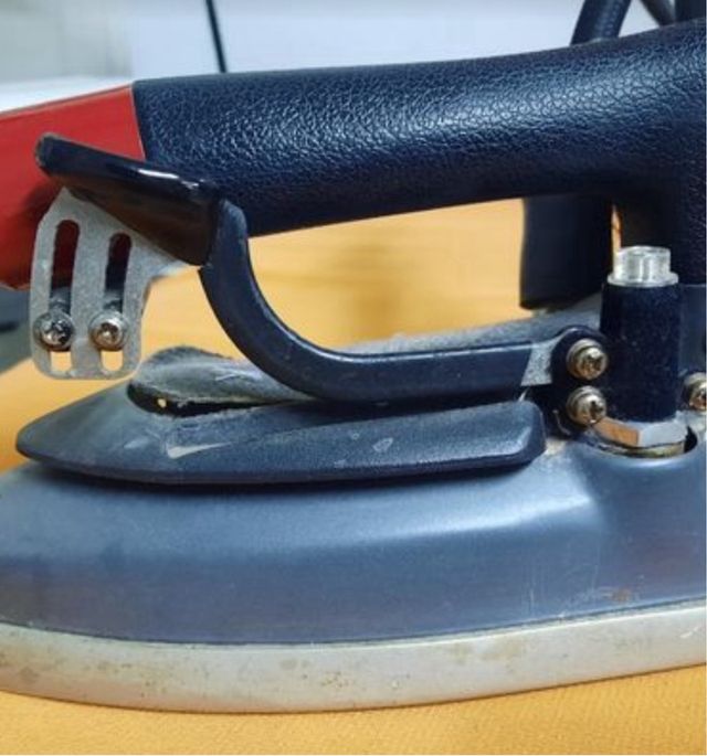 Mesa de planchado profesional Incluye plancha