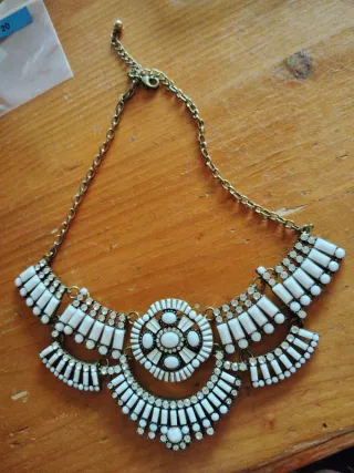 Collar dorado y blanco estilo étnico