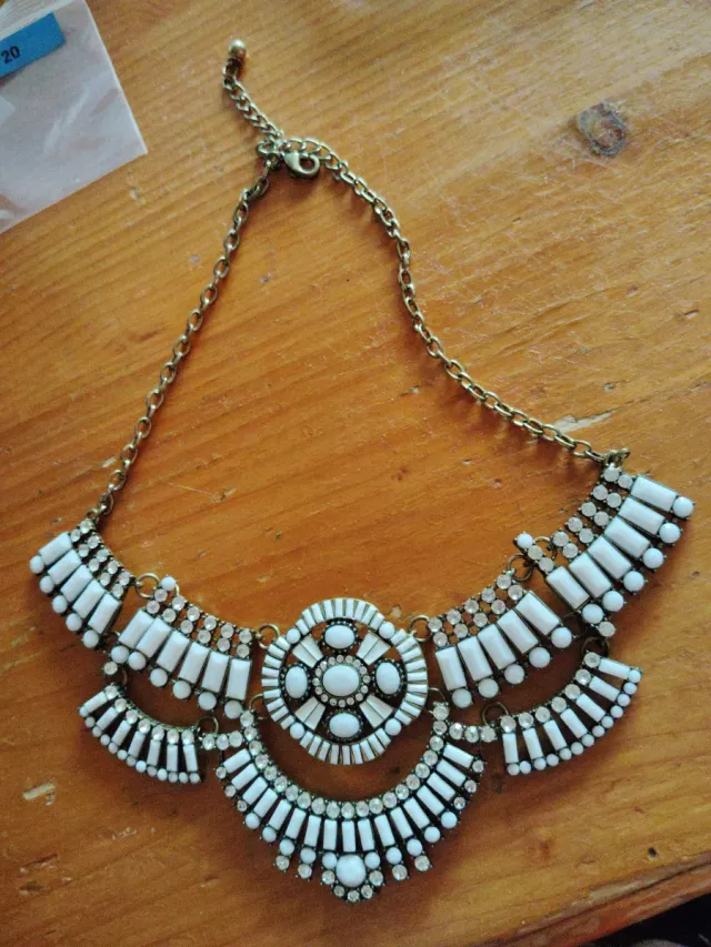 Collar dorado y blanco estilo étnico