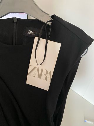 Vestido negro Zara Talla S con etiqueta
